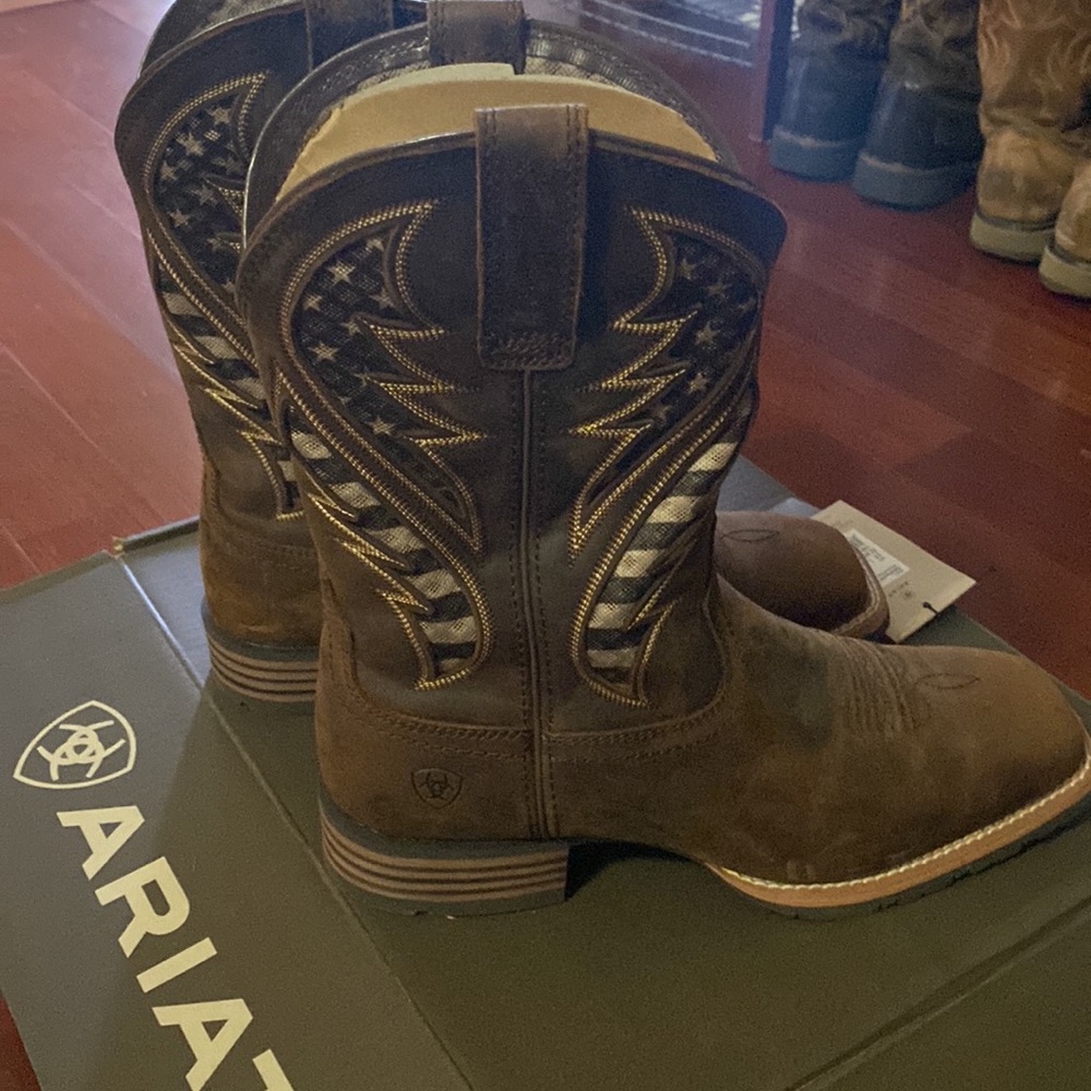 Ariat men’s boots size 11 wide only tried on.